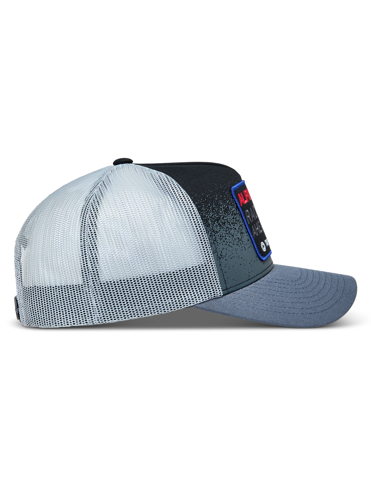 Alpinestars Gravel boné trucker, cinzento escuro e preto com rede branca e perfil lateral de aba curva.