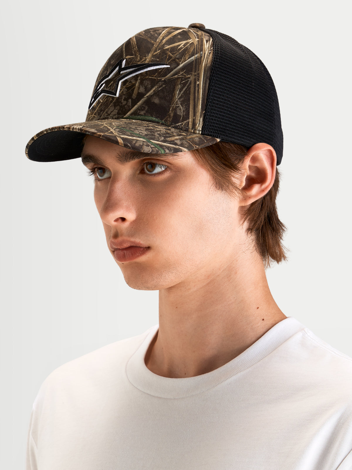 Boné Trucker Thicket Realtree da Alpinestars, boné trucker sportswear em camuflado Realtree e preto, com aba curva, coroa estruturada e logótipo Astars bordado a 3D, num modelo