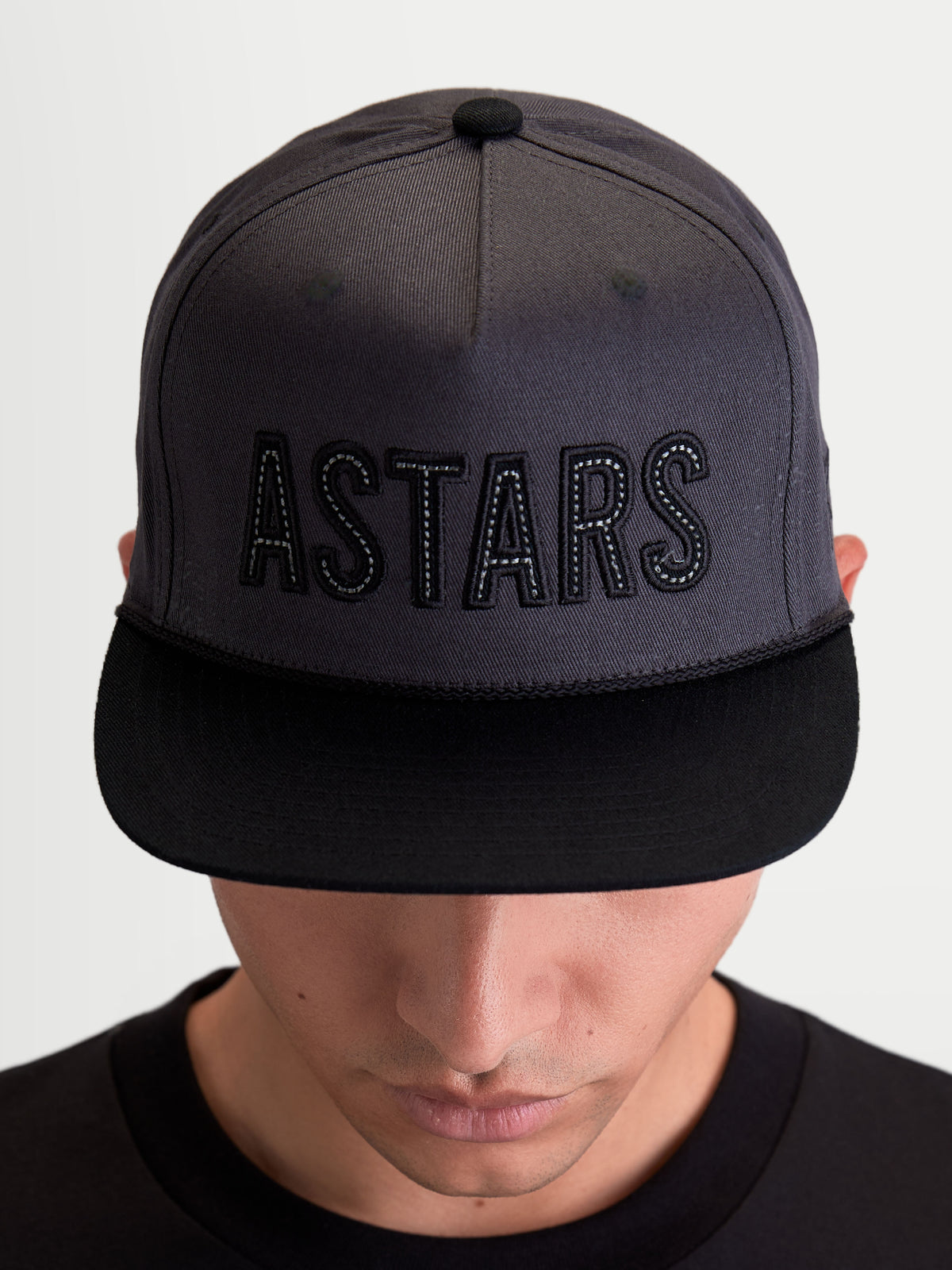 Alpinestars Boné Stadium Snapback, boné snapback unissexo de sportswear, cinzento escuro e preto, aba plana e coroa estruturada com logótipo ASTARS bordado e costura contrastante, em sarja de algodão durável.