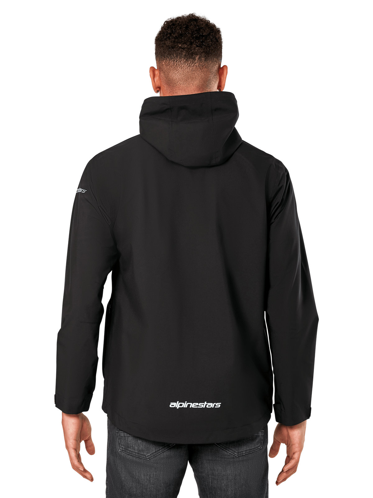 Alpinestars Kascade Rain Jacket, casaco impermeável para homem, preto, vista traseira com capuz fixo e logótipo Alpinestars na zona inferior das costas, vestuário desportivo impermeável casual