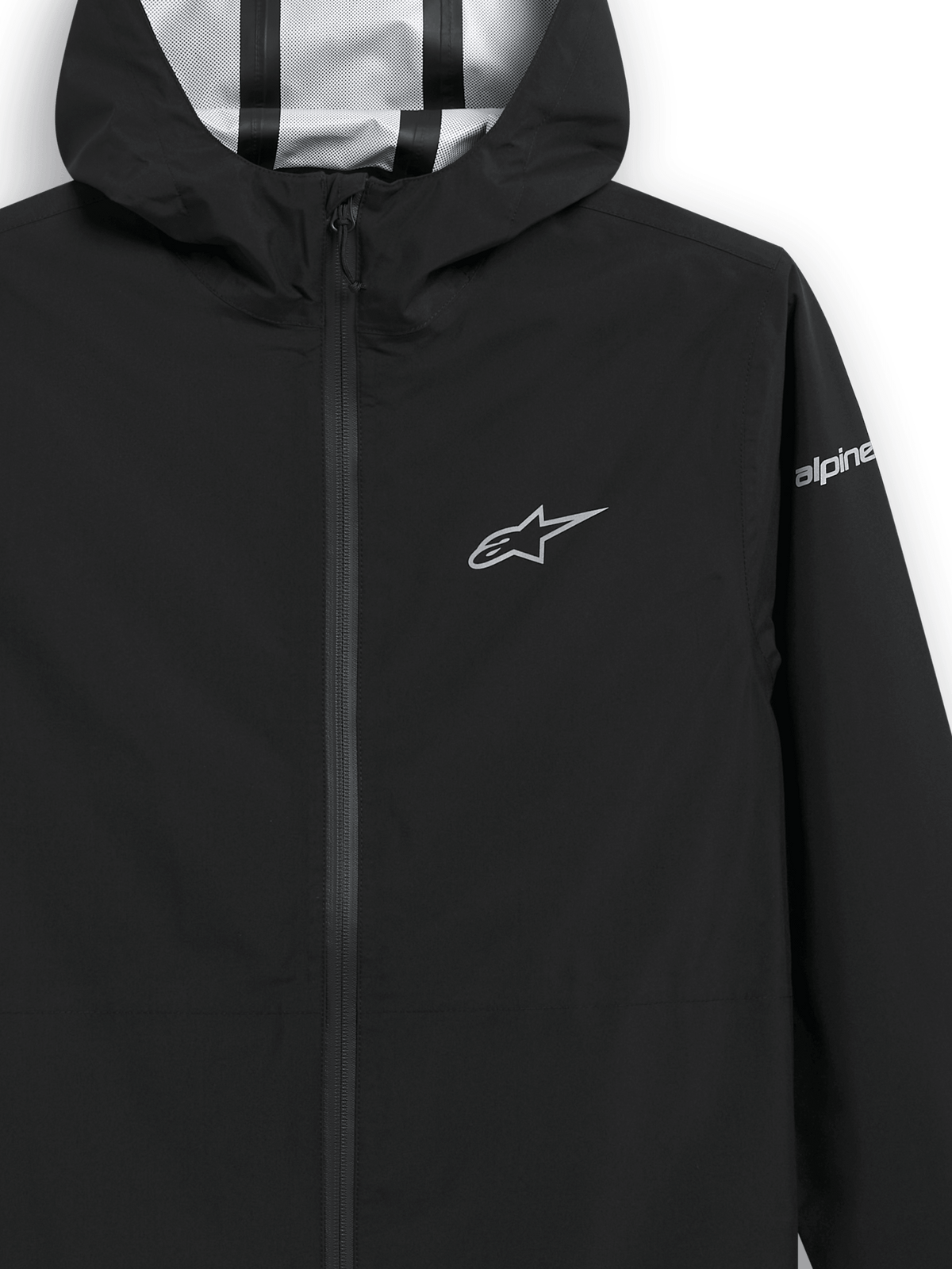 Alpinestars Kascade Rain Jacket, casaco impermeável preto, grande plano do peito e do capuz, logótipo de estrela prateada no peito e marca na manga, costuras seladas visíveis no interior do capuz, vestuário de exterior resistente à água inspirado no desporto motorizado