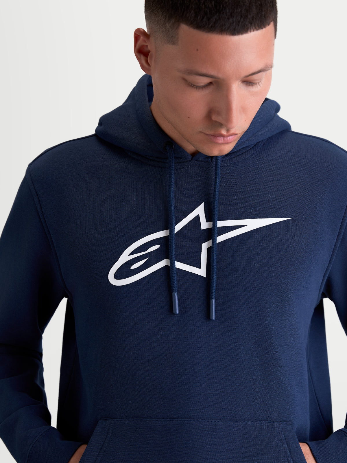 Camisola com capuz Ageless V3 da Alpinestars, camisola para homem de estilo motorsport, azul-marinho e branca, com logótipo bordado grande no peito e construção em fleece macio.