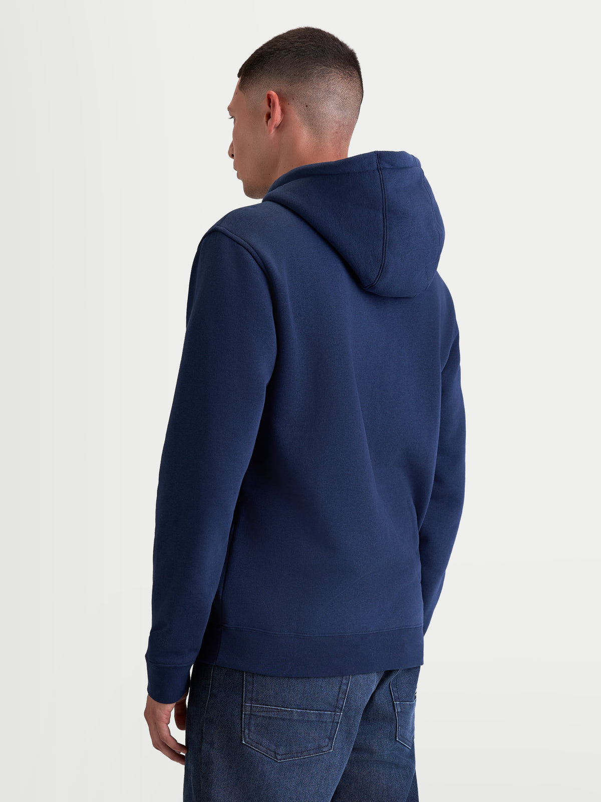 Alpinestars Camisola Com Capuz Ageless V3, camisola de fleece casual sportswear, azul marinho, vista traseira no modelo, com capuz forrado e acabamentos canelados, mistura de algodão e poliéster reciclado.