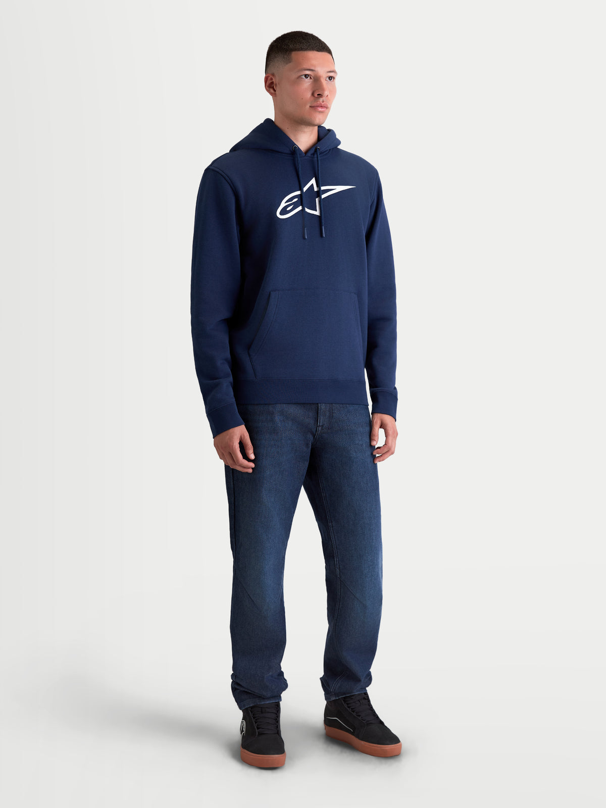 Alpinestars Camisola com Capuz Ageless V3, camisola de fleece para homem, azul marinho e branco, logótipo bordado na frente, capuz com cordão e bolso canguru, casual sportswear