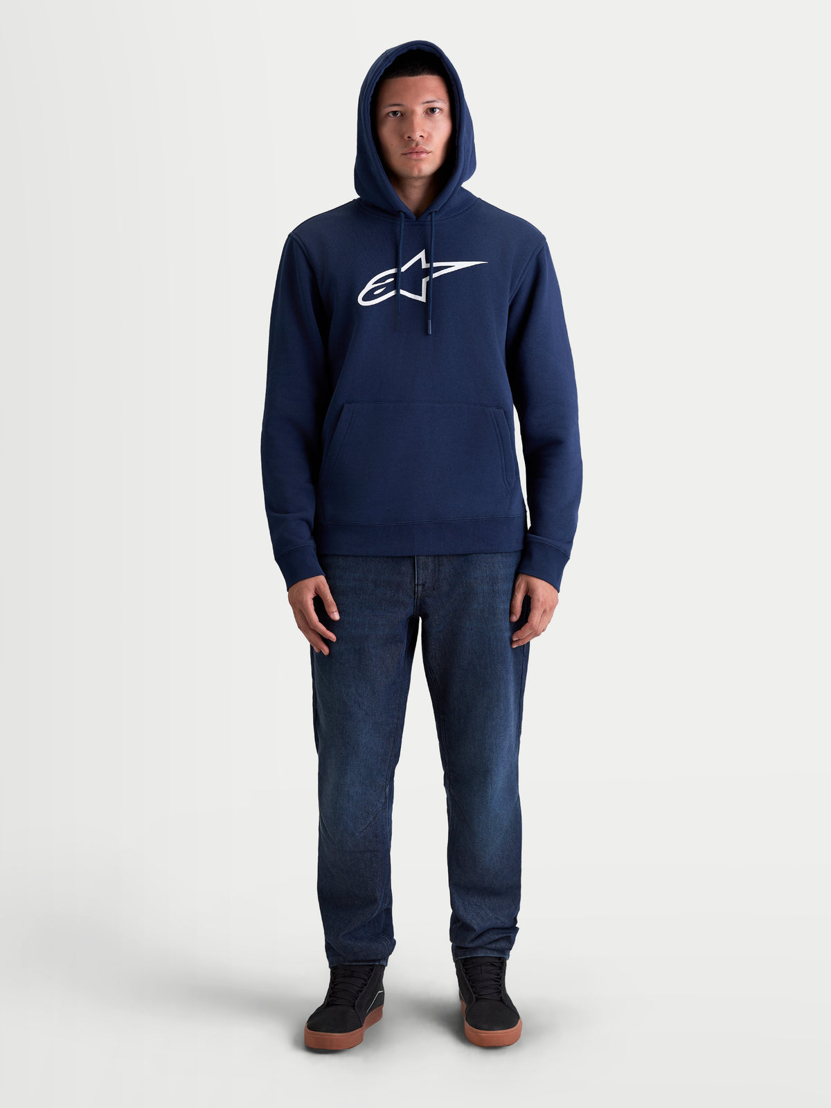Camisola com capuz Ageless V3 da Alpinestars, pullover em fleece unissexo, azul-marinho e branco, logótipo bordado no peito, roupa casual desportiva, vista de corpo inteiro em modelo.