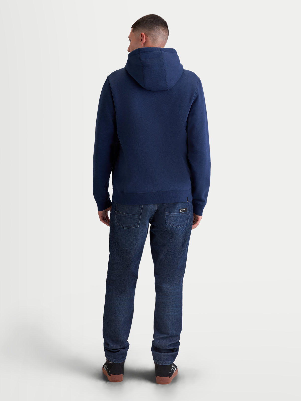 Alpinestars camisola com capuz Ageless V3, camisola de estilo casual para homem, azul-marinho, em fleece macio, vista traseira de corpo inteiro num modelo, vestuário de lifestyle inspirado no desporto motorizado