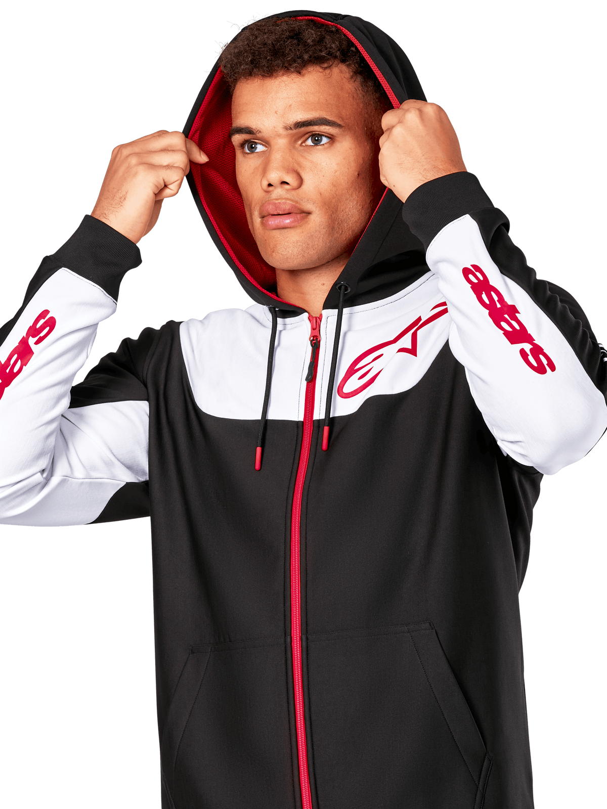 Alpinestars Sessions V3 Hoodie, preto, branco e vermelho, hoodie com fecho frontal usado por um homem com o capuz colocado, com logótipos Alpinestars vermelhos no peito e nas mangas, streetwear casual de desportos motorizados