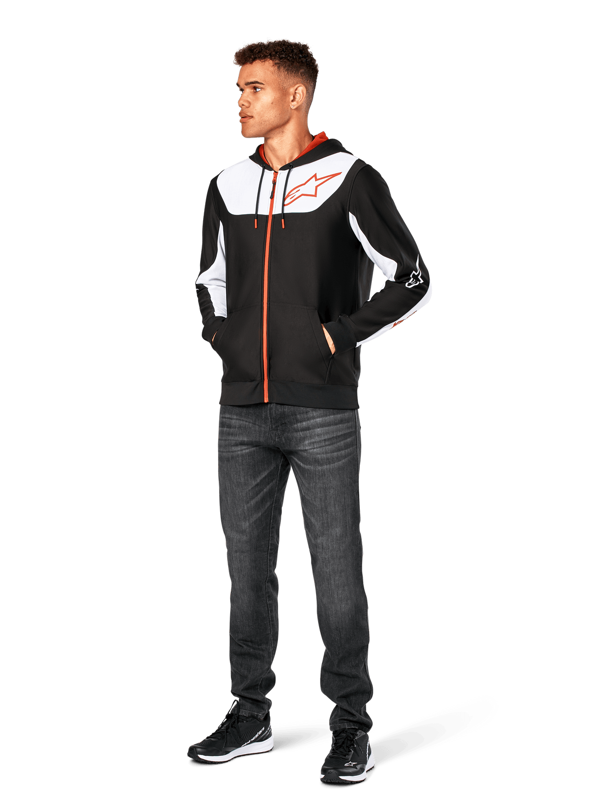 Hoodie Alpinestars Sessions V3, casaco casual com fecho frontal e capuz, preto, branco e vermelho, vestido por modelo com calças de ganga escuras e sapatilhas pretas, com painéis brancos em bloco de cor no peito e nas mangas, detalhes de fecho e cordão vermelhos, logótipo grande no peito, streetwear em polar inspirado no desporto motorizado