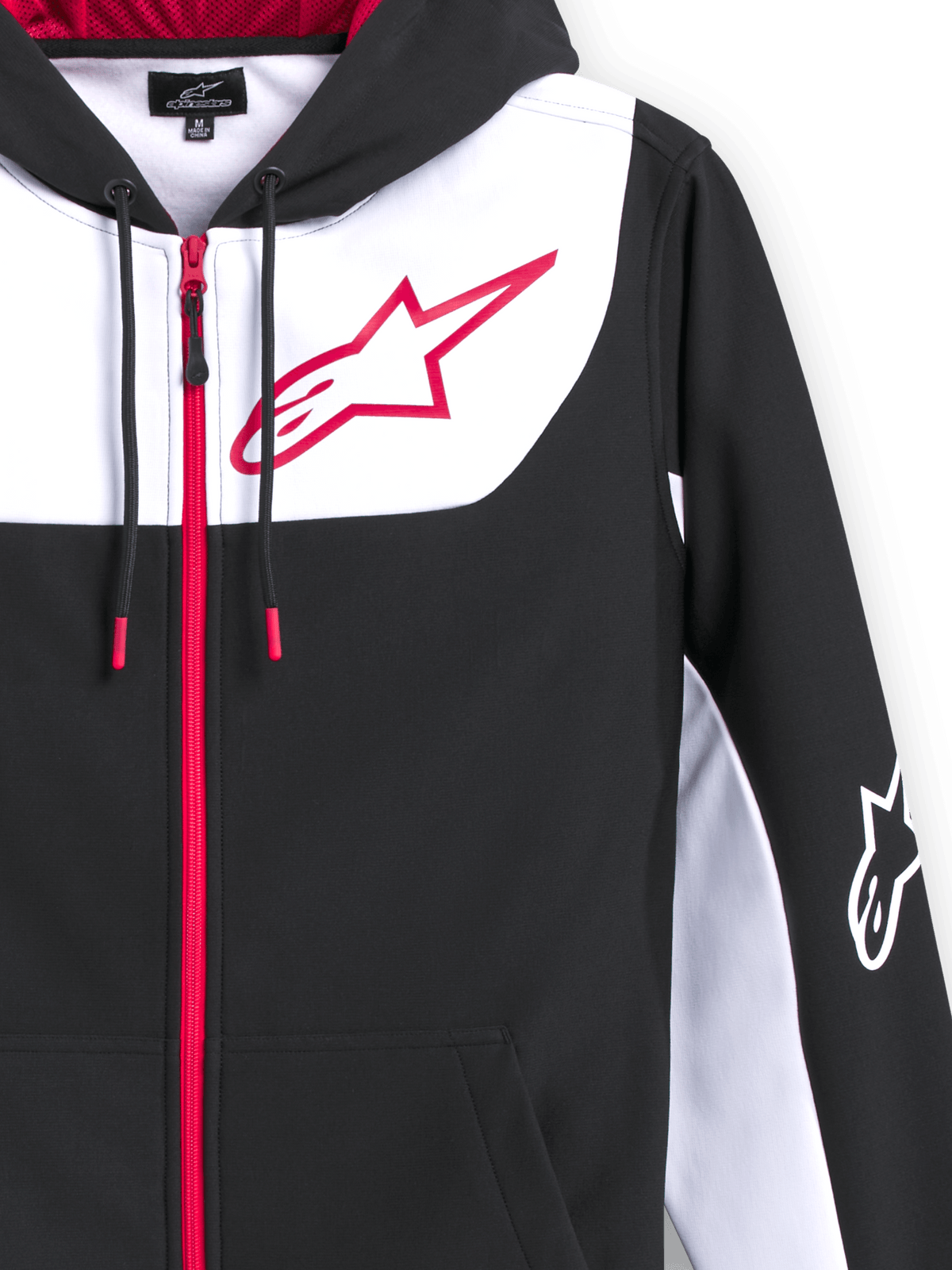 Alpinestars Sessions V3 Hoodie, casaco de malha polar com capuz e fecho frontal, preto com detalhes em branco e vermelho, com um logótipo de estrela Alpinestars grande e vermelho no peito, fecho frontal vermelho, cordões com pontas vermelhas e logótipo branco na manga, design casual inspirado no desporto motorizado