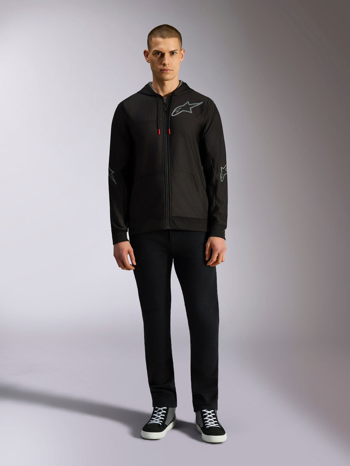 Alpinestars Sessions V3 Hoodie, camisola com capuz em fleece e fecho frontal, preta com logótipo Astars cinzento no peito e nas mangas, cordões com pontas vermelhas, streetwear casual inspirado no desporto motorizado
