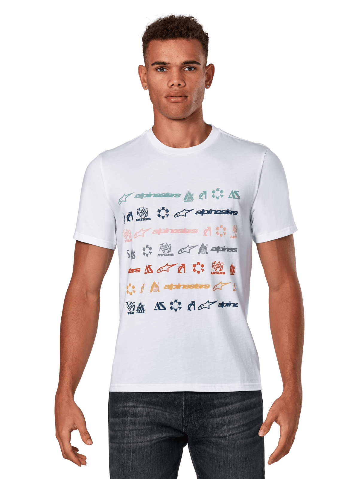 Alpinestars Glyfs CSF Tee, t-shirt branca de manga curta, com um grafismo listrado de vários logótipos com ícones coloridos na parte frontal, vestuário desportivo casual de desportos motorizados