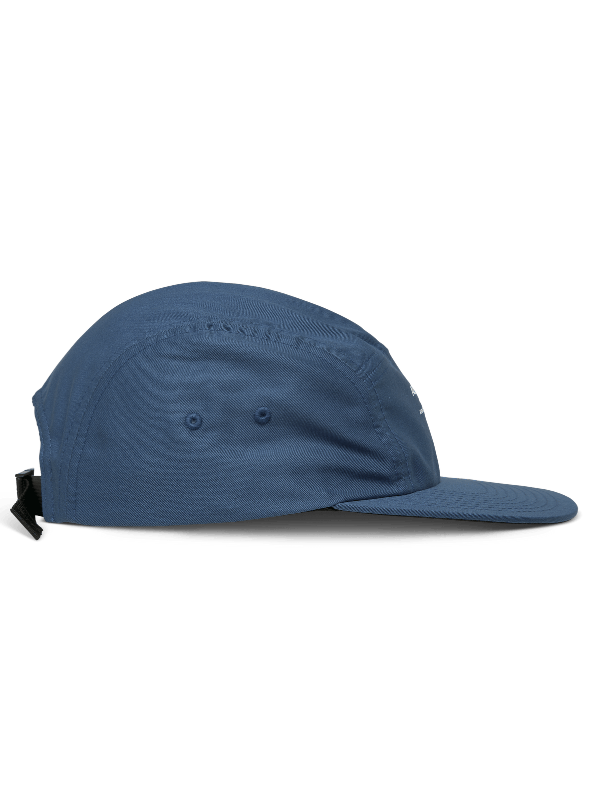 Alpinestars Peasy Hat, boné jockey de 5 painéis, azul, vista lateral com pala plana e coroa não estruturada, tecido de sarja com ilhós de ventilação, fecho de fivela de clipe, vestuário desportivo casual