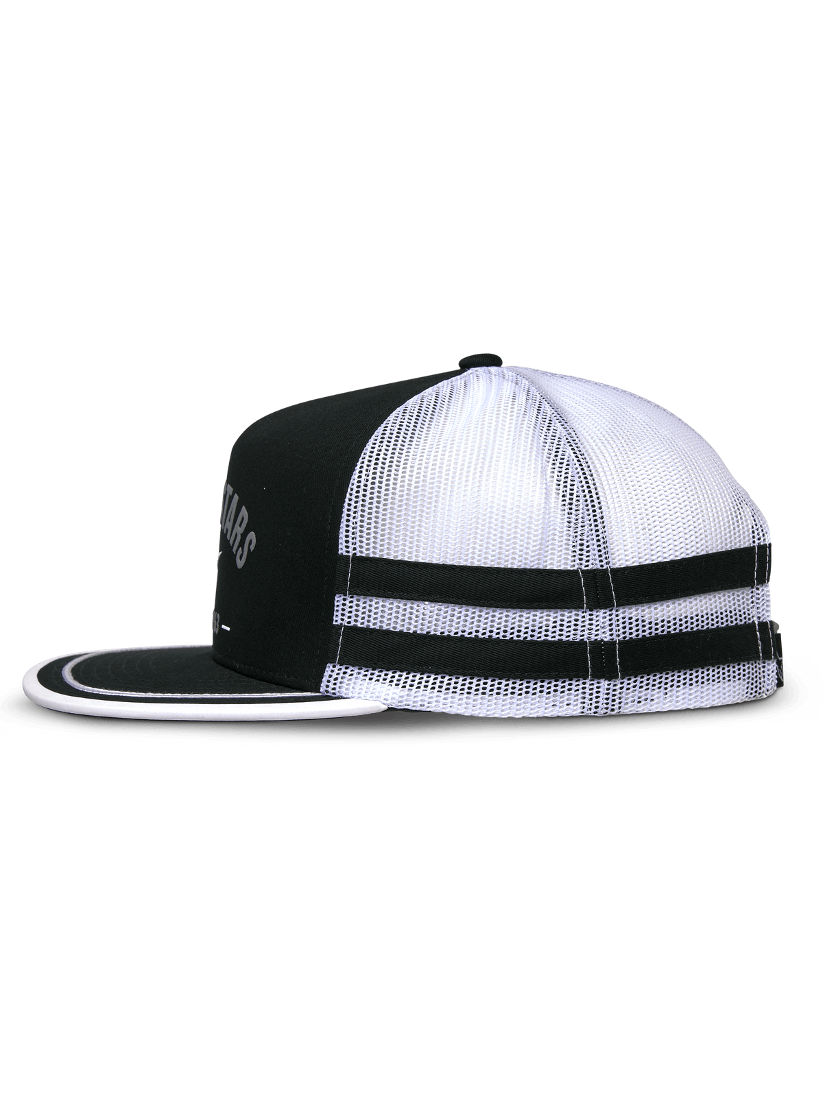 Alpinestars Boné Trucker Backline, preto e branco, vista de perfil lateral mostrando a parte frontal em sarja preta e a parte traseira em malha branca, pala plana com acabamento em passamanaria branca, duas riscas pretas aplicadas na lateral, boné casual inspirado no desporto motorizado.