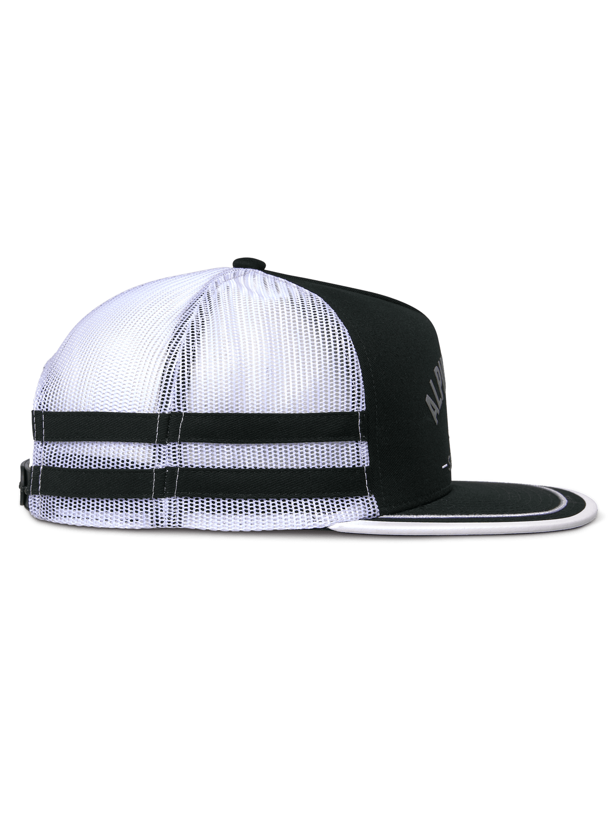 Boné Trucker Alpinestars Backline, vista lateral, preto, branco e cinzento, com parte traseira em malha branca e duas riscas horizontais pretas, copa estruturada preta e pala plana com acabamento branco, estilo casual inspirado no desporto motorizado