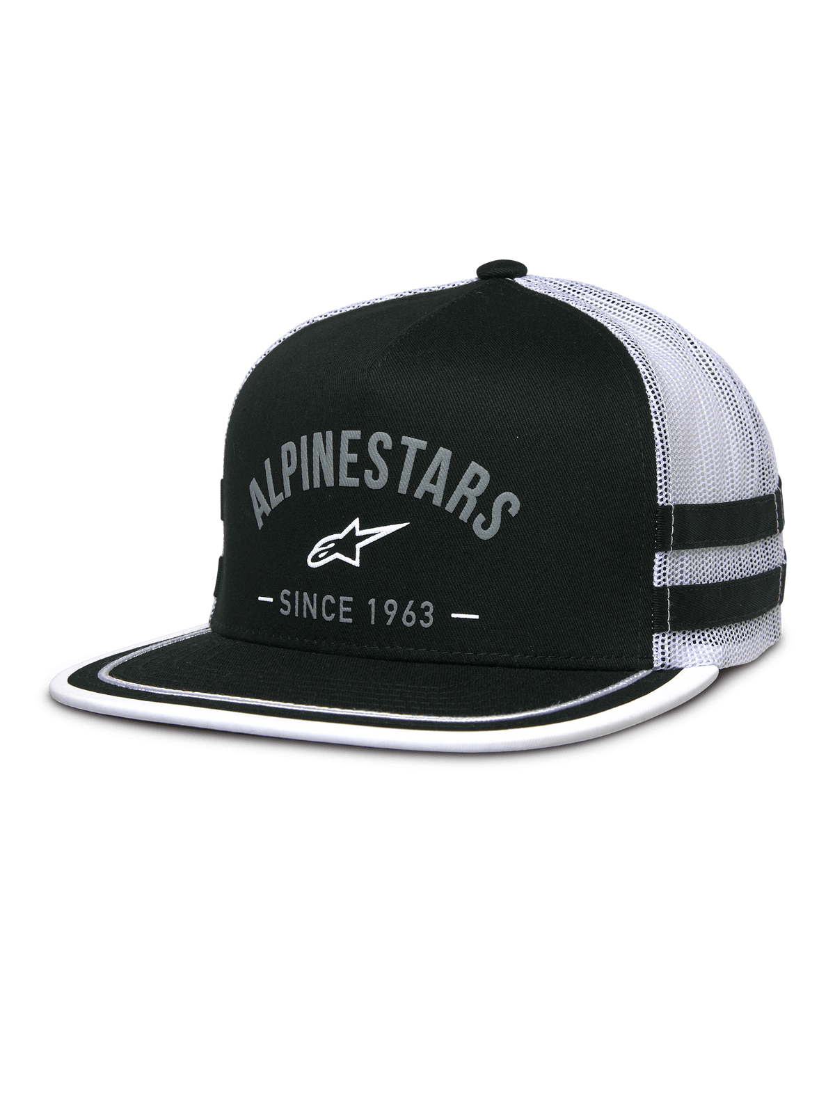 Boné Trucker Alpinestars Backline, frente em sarja preta e parte traseira em malha branca, pala plana com acabamento em passamanaria branco no rebordo, logótipo Alpinestars arqueado a cinzento com o texto Since 1963, riscas laterais aplicadas, boné snapback casual inspirado no desporto motorizado