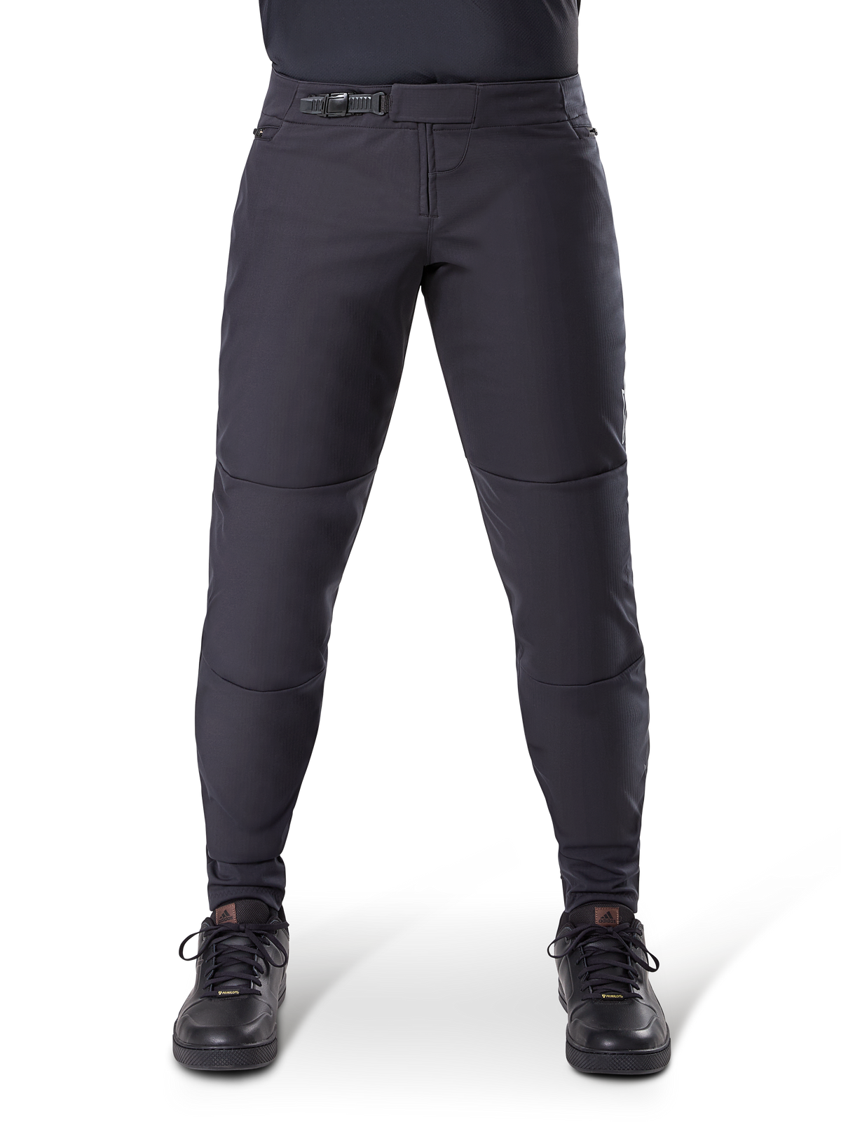 Alpinestars A-Dura Thermal Pant, calças de mountain bike pretas, com fecho de catraca seguro e ajuste pré-curvado, usadas com sapatos de ciclismo pretos, material técnico durável para condução em trilhos em climas frios