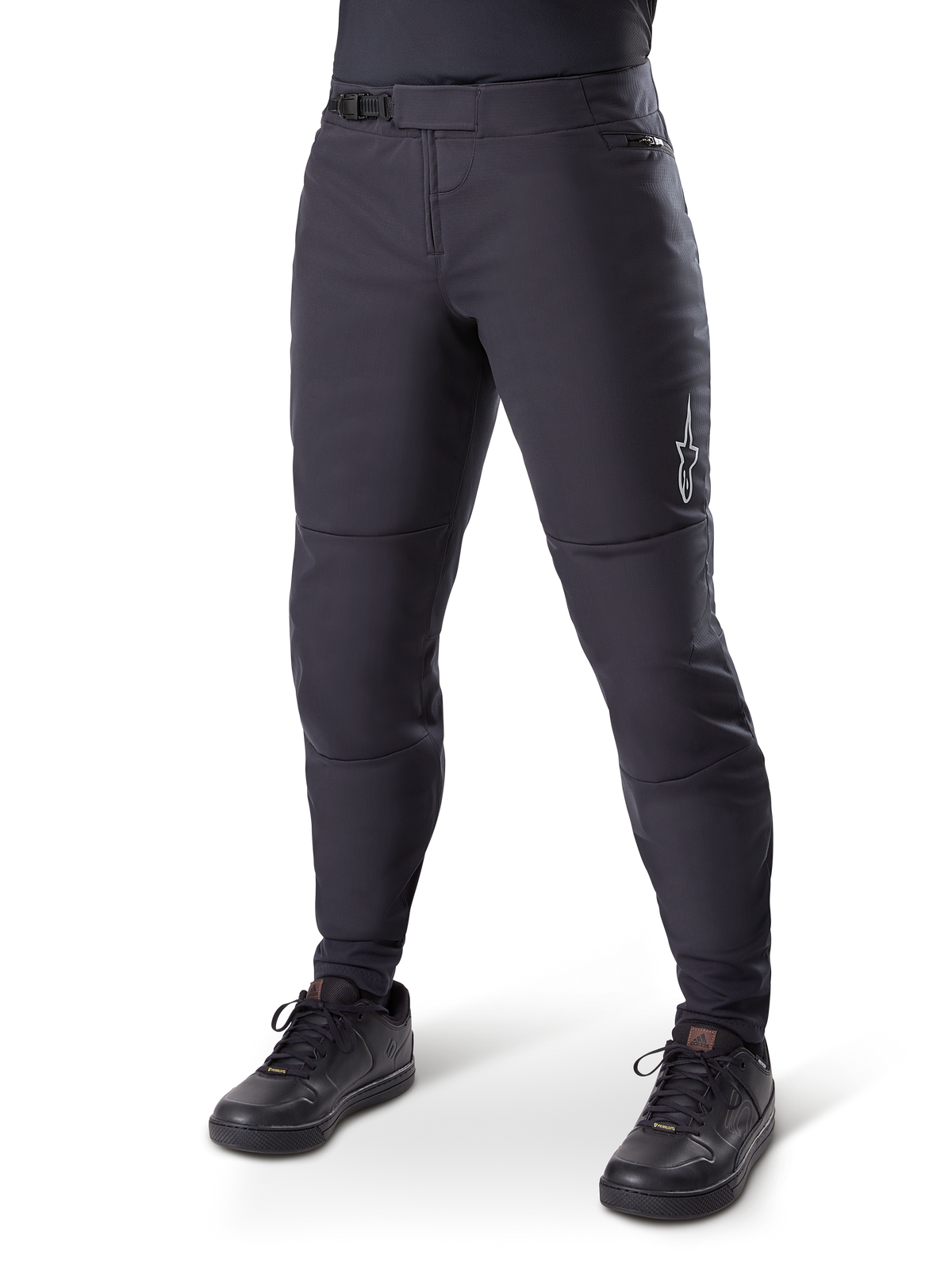 Alpinestars A-Dura Thermal Pant, calças pretas de BTT, usadas com sapatos de ciclismo pretos, com fecho de catraca na cintura, pequeno logótipo branco na coxa, corte afunilado para pedalar com tempo frio
