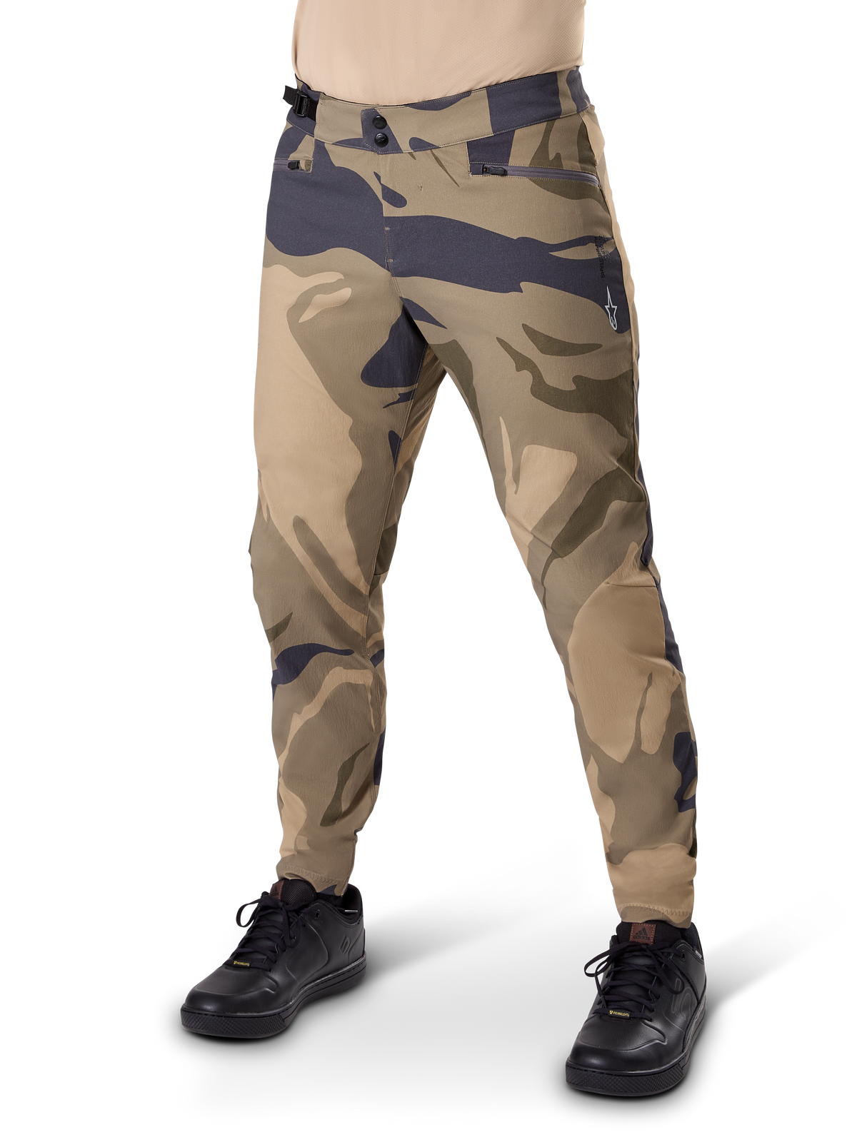 Alpinestars A-Dura Camo Pant, calças de ciclismo MTB, padrão camuflado castanho, com fecho duplo de pressão e bolsos com fecho de correr, corte regular para mountain bike, combinadas com sapatos pretos