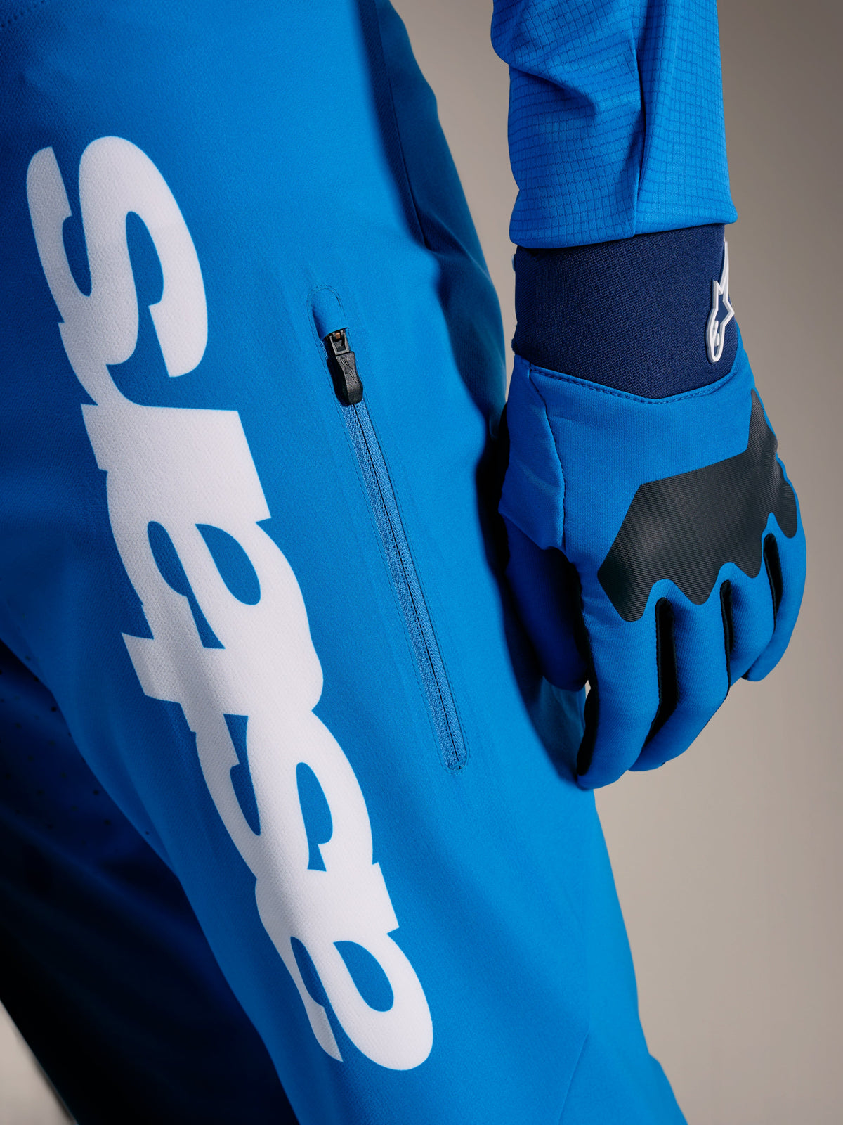 Calças de BTT A-Supra Elite, azul brilhante, com logótipo Astars branco e bolso lateral com fecho vertical.