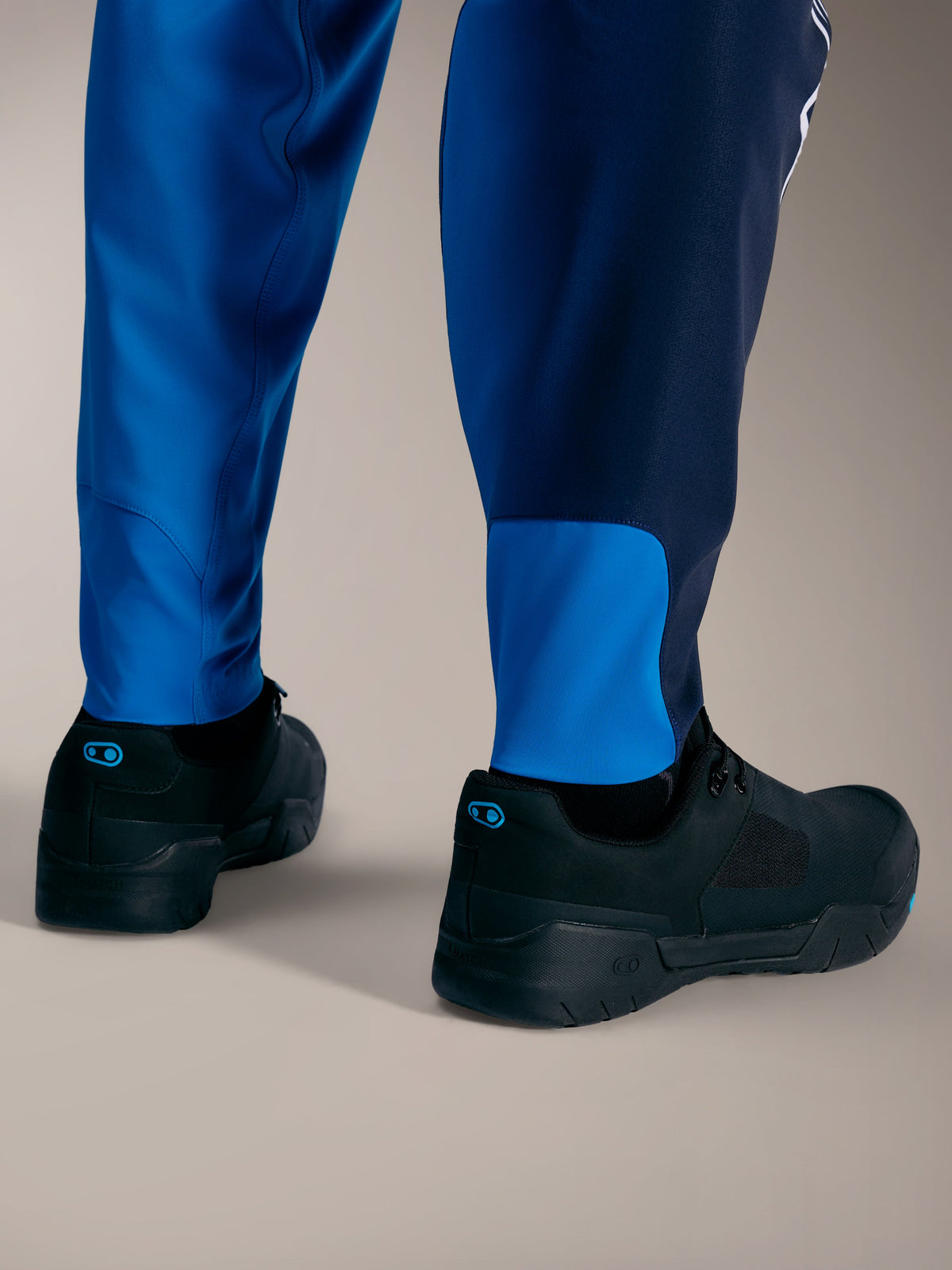 Calças Alpinestars A-Supra Elite em Faded Bright Blue, com punhos elásticos e tecido premium de alta elasticidade.