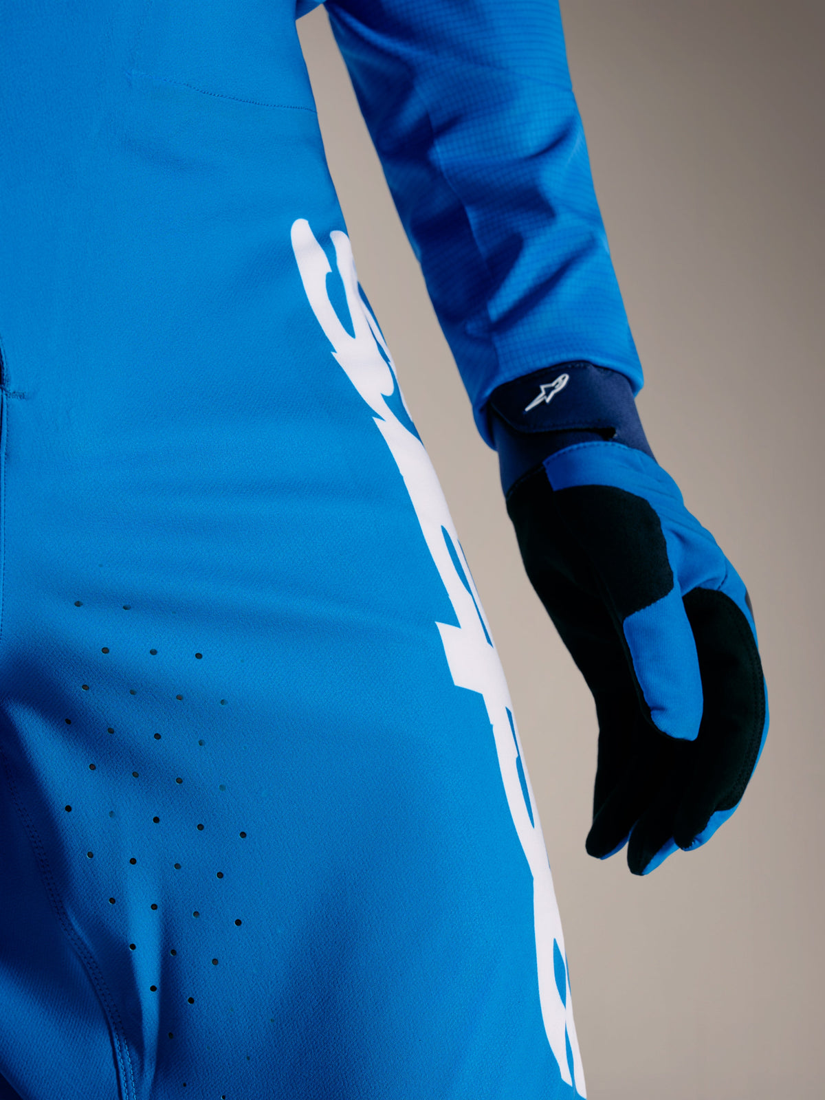 Calças A-Supra Elite azul brilhante desbotado, perfurações a laser e logótipo Astars branco em tecido elástico premium.