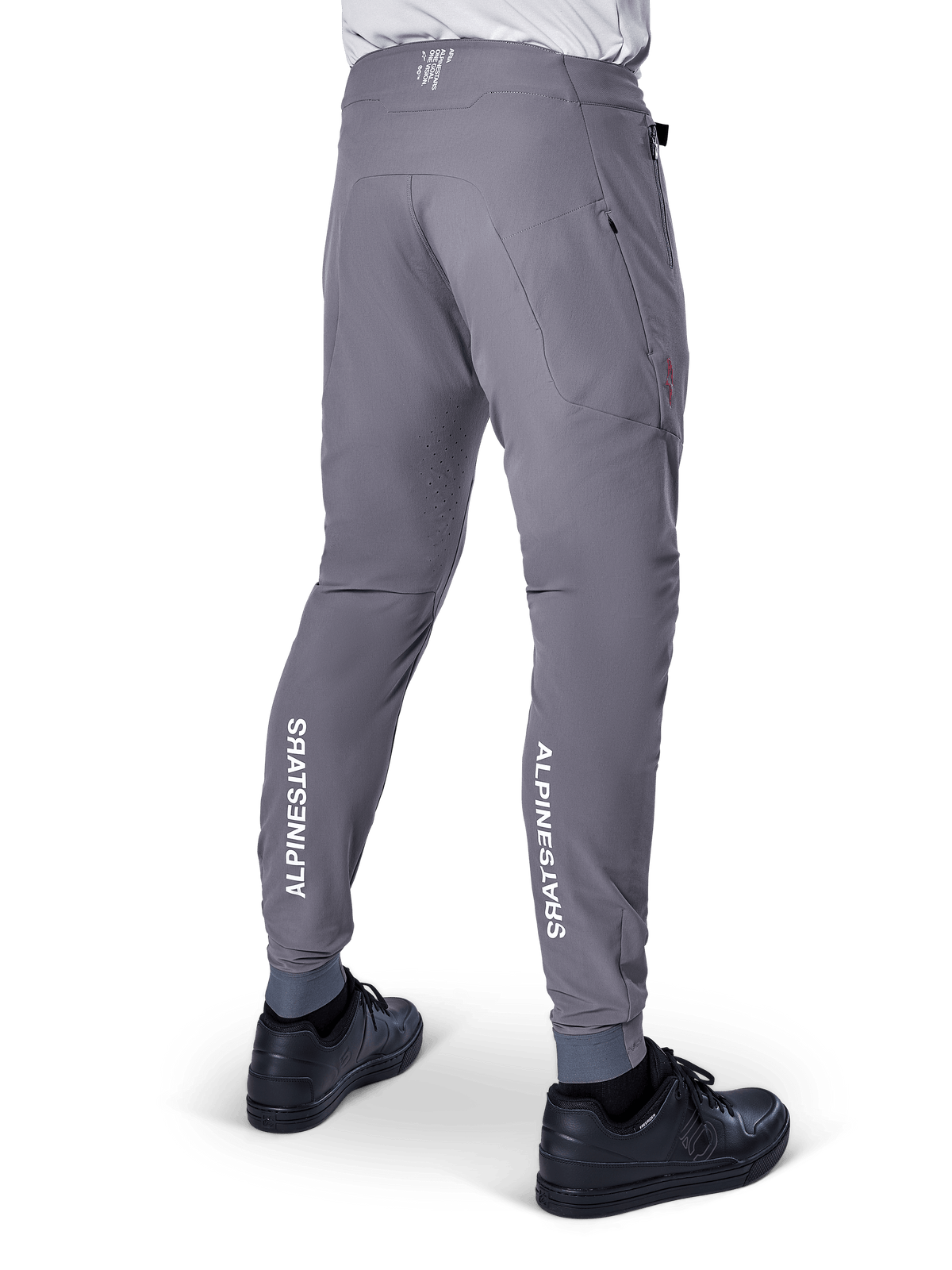 Alpinestars A-Aria Elite Pants, calças de BTT, cinza escuro, com logótipos Alpinestars brancos verticais na parte de trás da parte inferior das pernas, perfurações a laser para ventilação, punhos elásticos e ajuste de performance para ciclismo de montanha