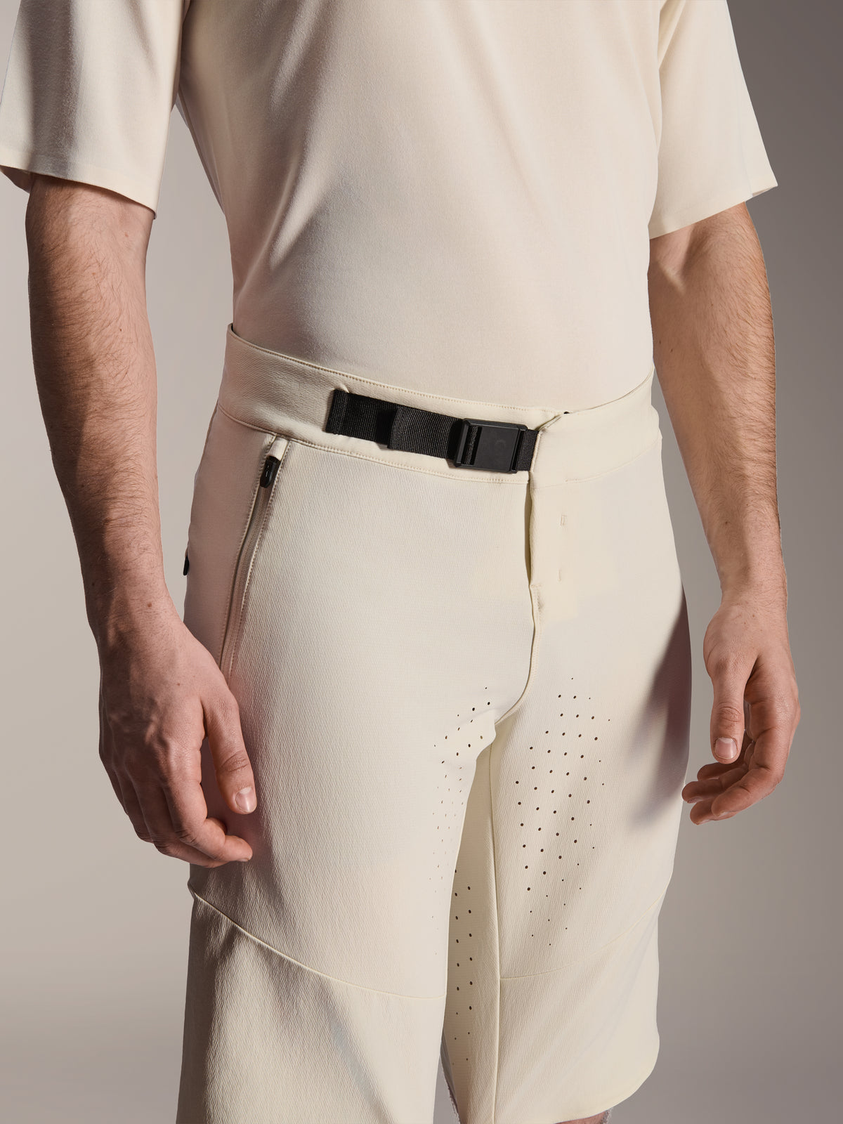Alpinestars Calções A-Aria Elite, calções de mountain bike, Ecru, vista de detalhe que mostra o fecho de fivela magnética preta, bolso lateral com fecho e ventilação cortada a laser, vestuário técnico de performance para ciclismo