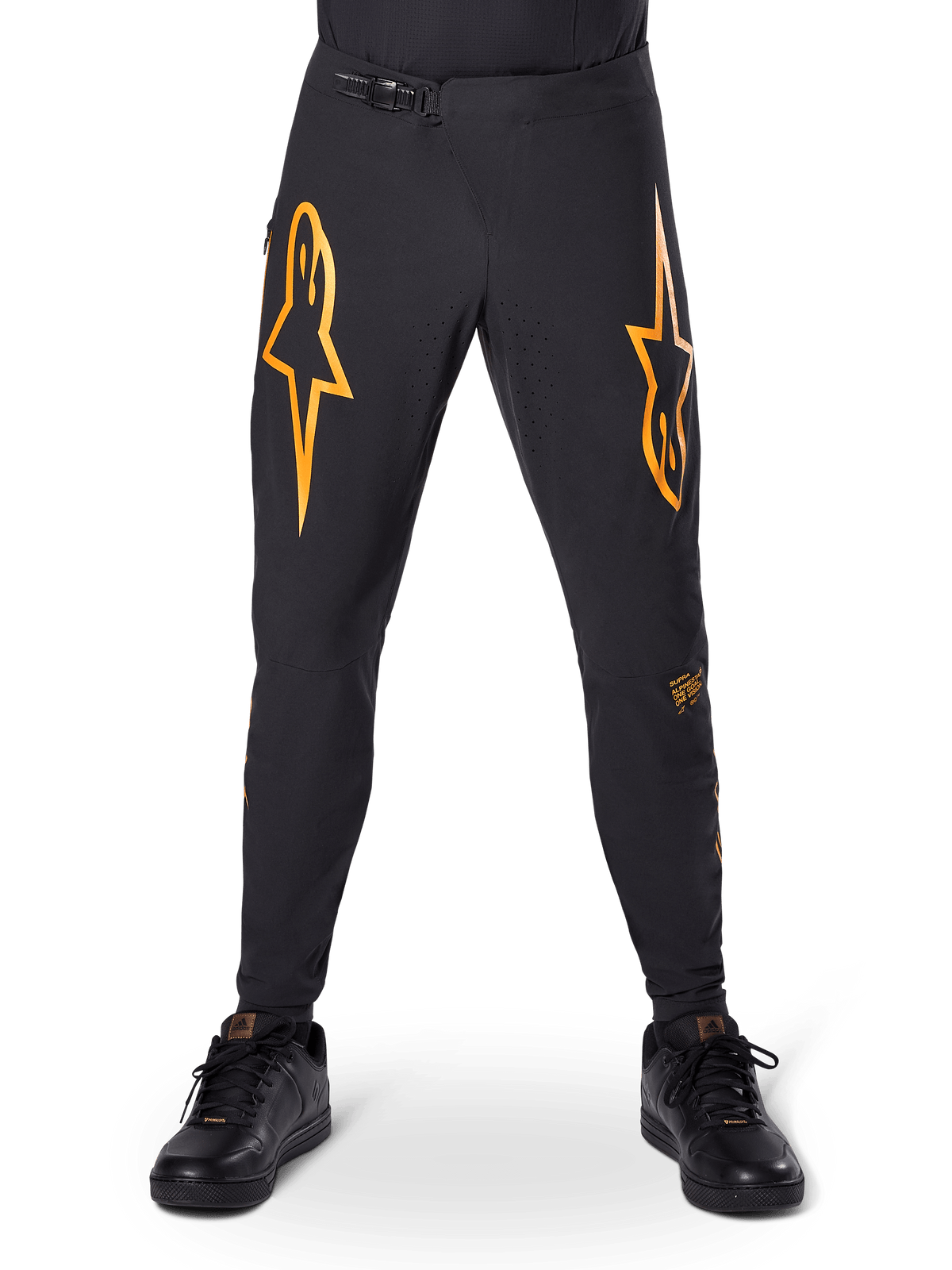 Calças Alpinestars A-Supra Race, calças de ciclismo MTB, pretas com logótipos cor-de-laranja vibrantes, com fecho de catraca na cintura e ventilação perfurada a laser, corte de performance concebido para corridas de mountain bike fora de estrada
