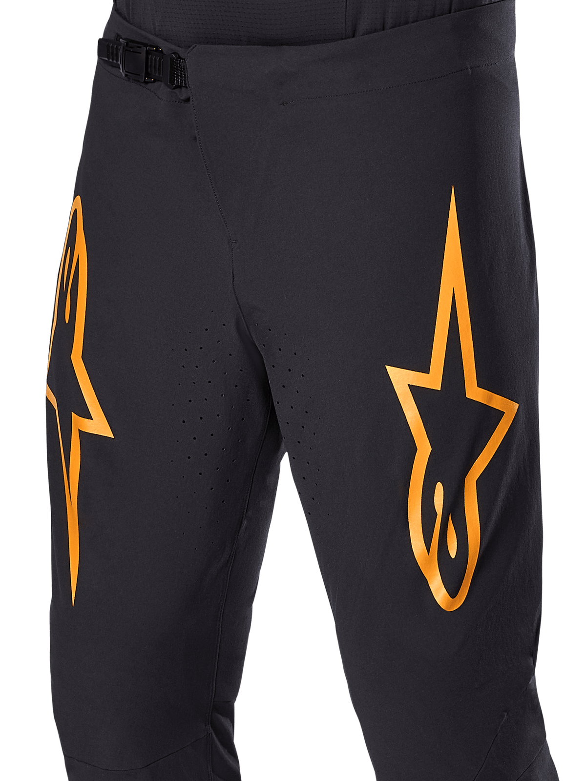 Calças Alpinestars A-Supra Race, calças de ciclismo MTB pretas com grandes logótipos de estrela cor-de-laranja, fecho de catraca frontal e orifícios de ventilação perfurados a laser, design técnico orientado para a performance.