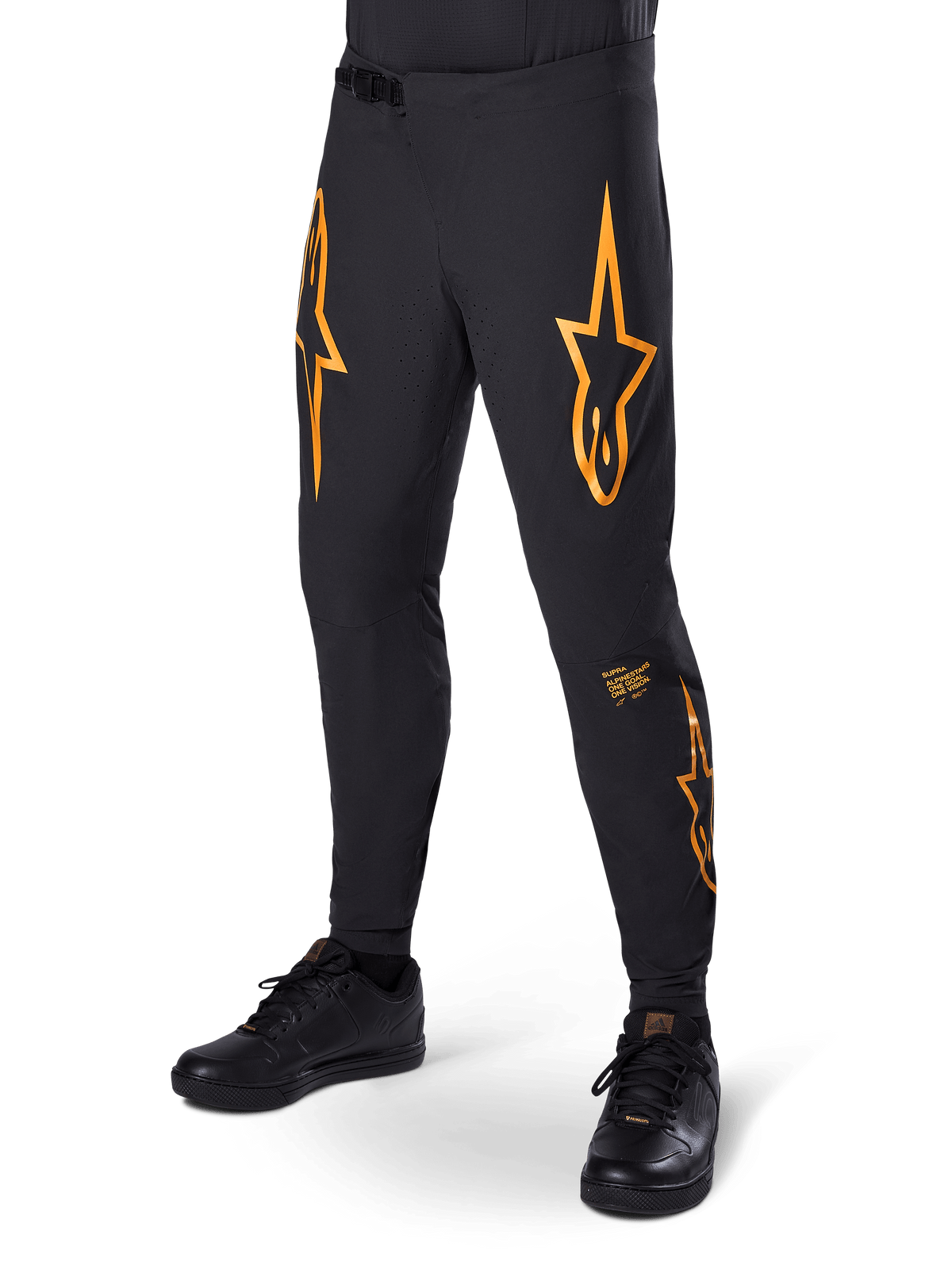 Alpinestars A-Supra Race Pants, calças de corrida de MTB, pretas com grafismos de estrela laranja, ventilação perfurada a laser e fecho de cintura com catraca, corte slim de alto desempenho para ciclismo todo-o-terreno