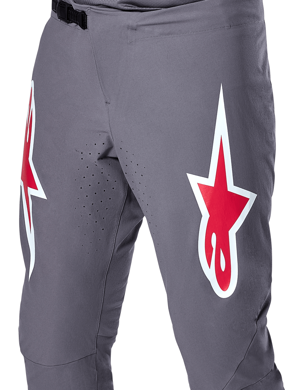 Alpinestars A-Supra Race Pants, calças de corrida de MTB, cinzento escuro com logótipos vermelhos e brancos, vista detalhada que mostra a ventilação perfurada a laser no interior das coxas e o fecho de cintura de catraca preto