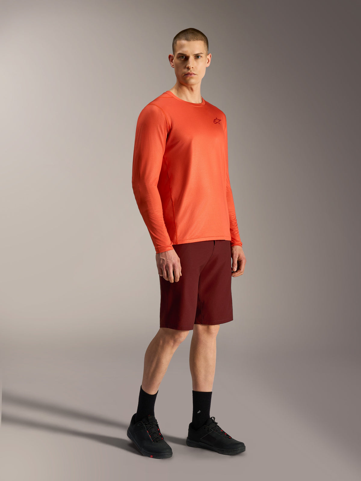 Camisola Alpinestars A-Dura Air laranja e calções A-Dura Ride bordeaux, equipamento de performance profissional para MTB.