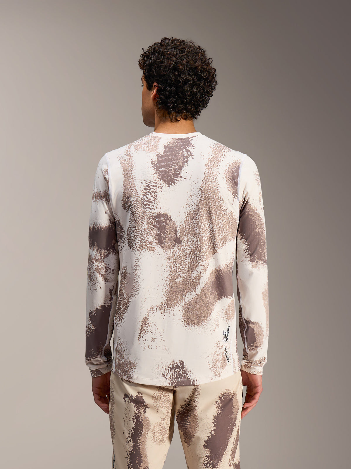 Camisola Alpinestars A-Dura Ride mangas compridas em Sand Camo, vista traseira com ajuste leve de performance para MTB