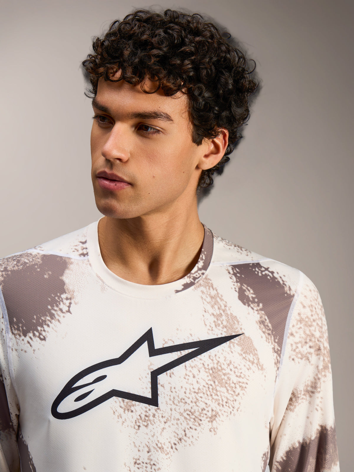 Camisola Alpinestars A-Dura Ride de manga comprida em Sand Camo, com logótipo preto no peito e padrão camuflado para BTT.