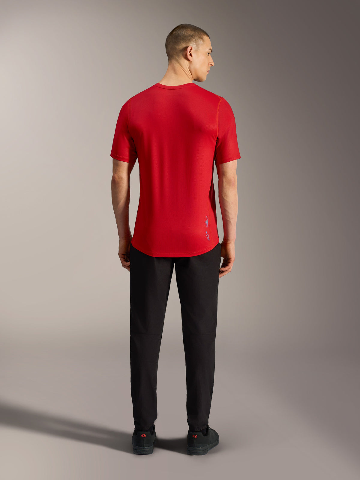 Camisola A-Dura Ride vermelha, vista traseira com cauda longa e tecido técnico leve para BTT.