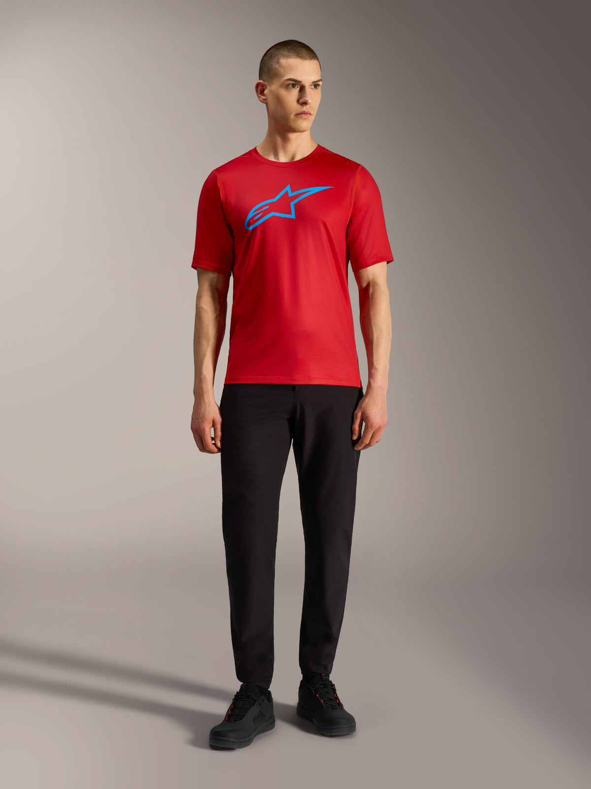 Jersey Alpinestars A-Dura Ride de mangas curtas vermelho com logótipo azul e calças pretas, estilo casual de MTB.