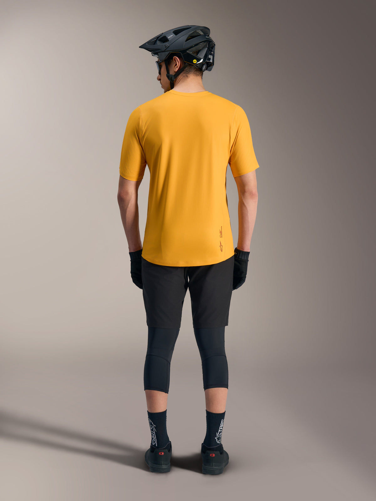 Camisola A-Dura Ride de mangas curtas laranja, vista traseira com bainha longa e logótipo, estilo casual de BTT.