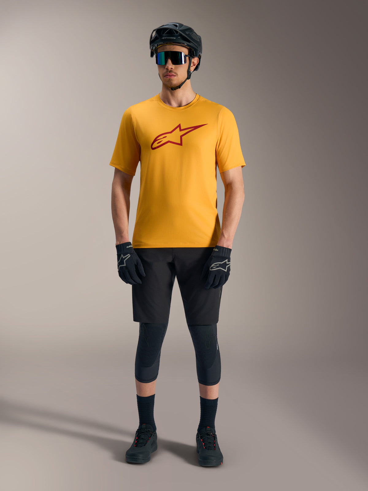 Camisola laranja A-Dura Ride de manga curta com logótipo Astars vermelho, equipamento técnico de BTT para trilhos de montanha.
