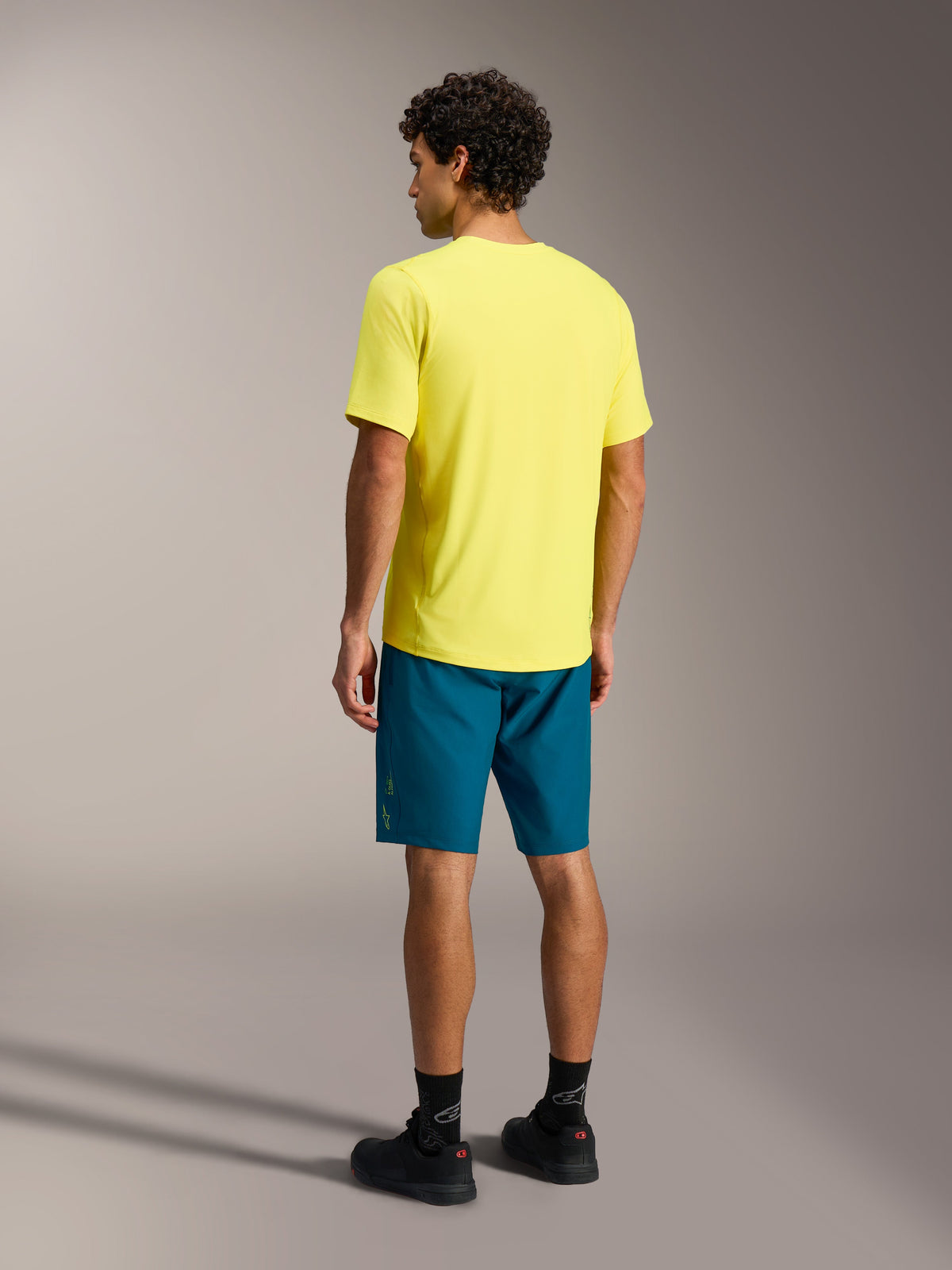 Camisola Alpinestars A-Dura Ride em Amarelo Fluo, vista traseira com cauda longa para performance em BTT.