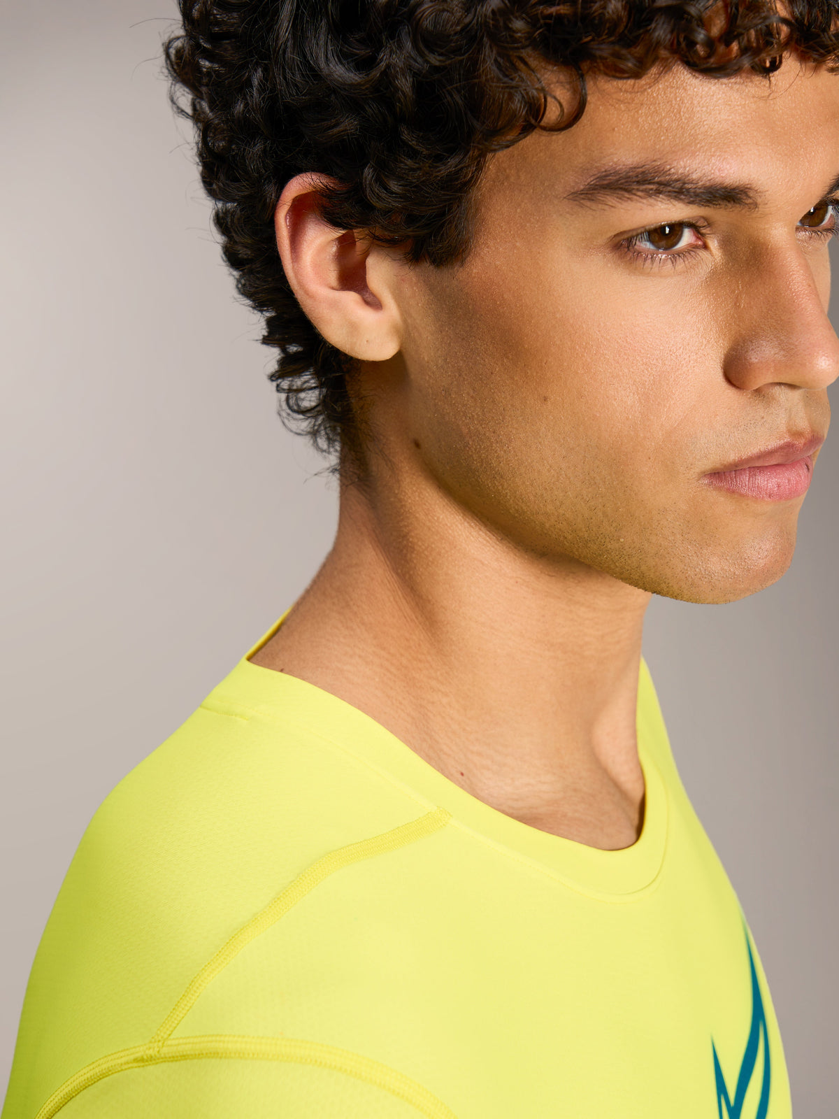 Camisola Alpinestars A-Dura Ride em amarelo fluo, top de MTB de gola redonda em tecido leve e flexível.