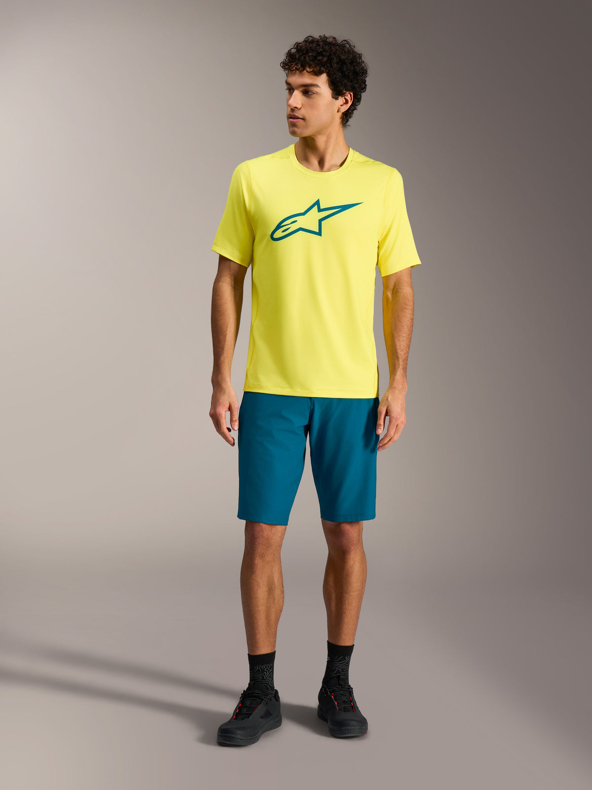 Camisola Alpinestars A-Dura Ride amarelo néon com logótipo Astars azul-petróleo, vestuário técnico de MTB para homem.