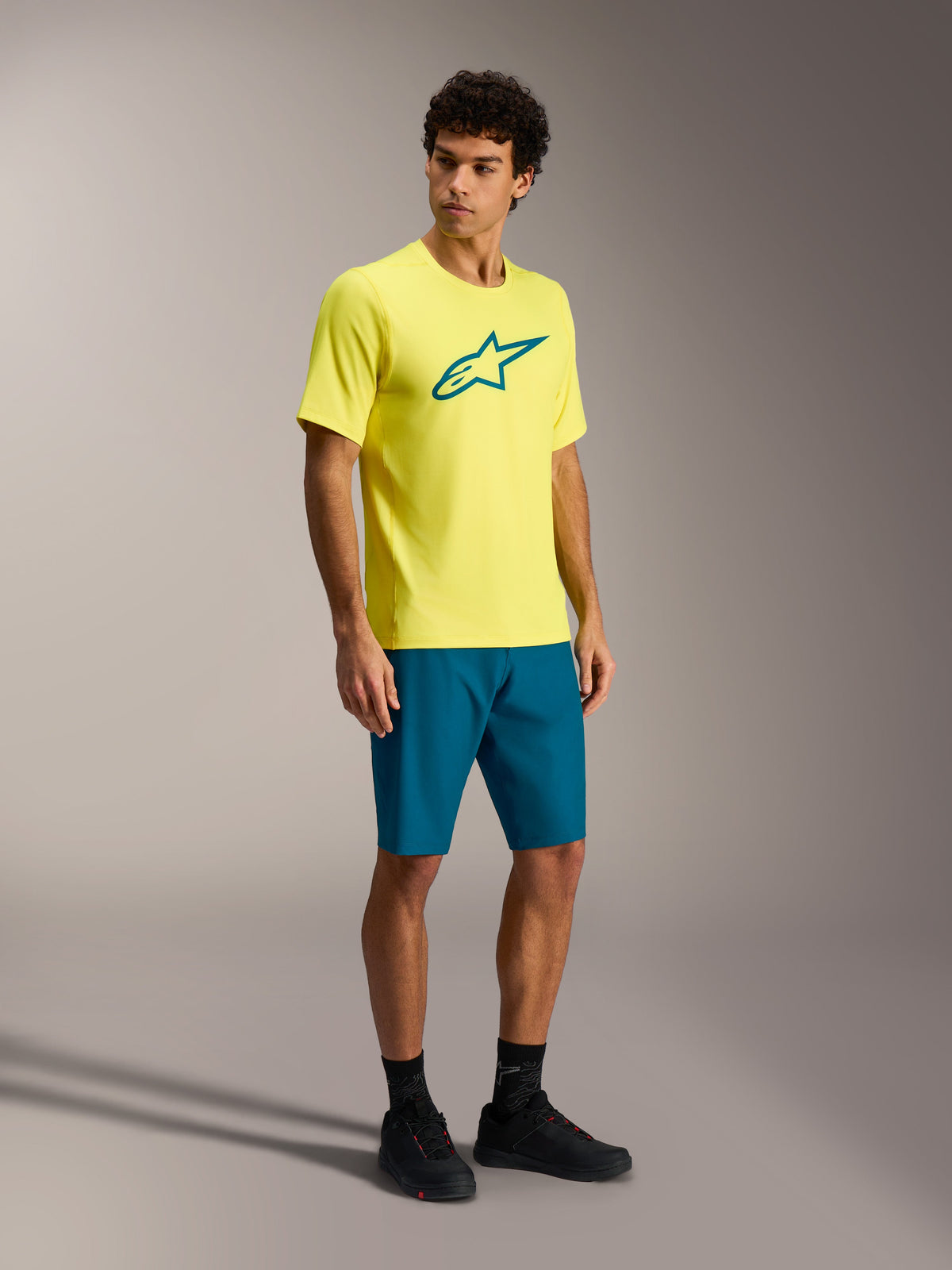 Camisola Alpinestars A-Dura Ride de mangas curtas, amarelo fluo com logótipo azul, para performance em trilhos de BTT.