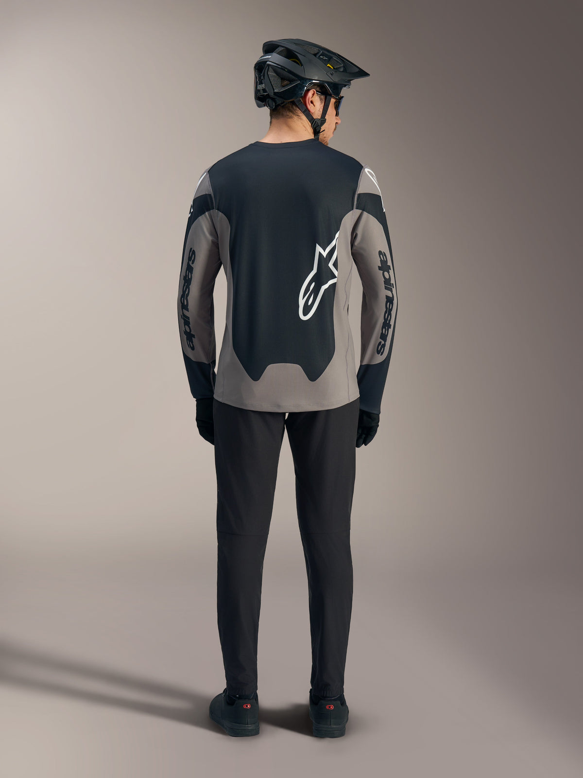 Camisola Alpinestars A-Dura Race cinzenta de manga comprida, vista traseira com painéis pretos e logótipos brancos para BTT.