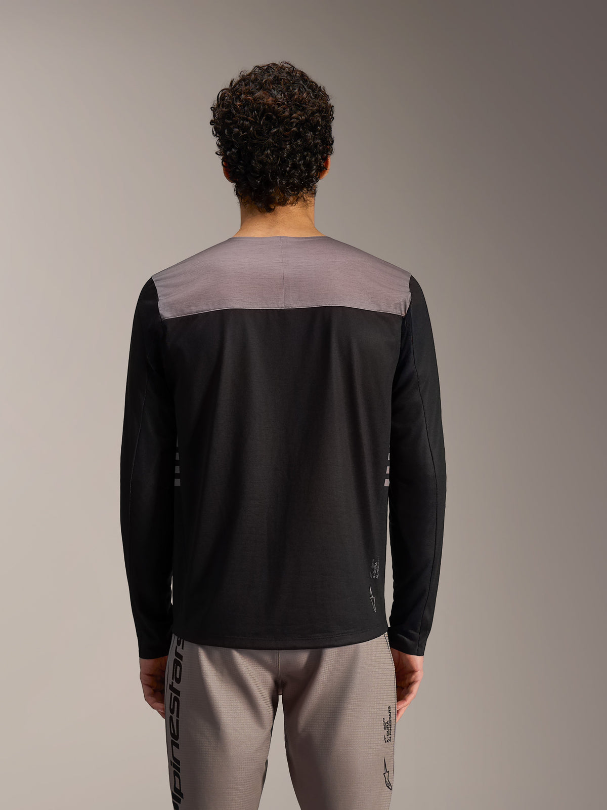 Camisola Alpinestars A-Dura Elite 2.0, preta de manga comprida para BTT, com painel cinzento e ajuste de desempenho.