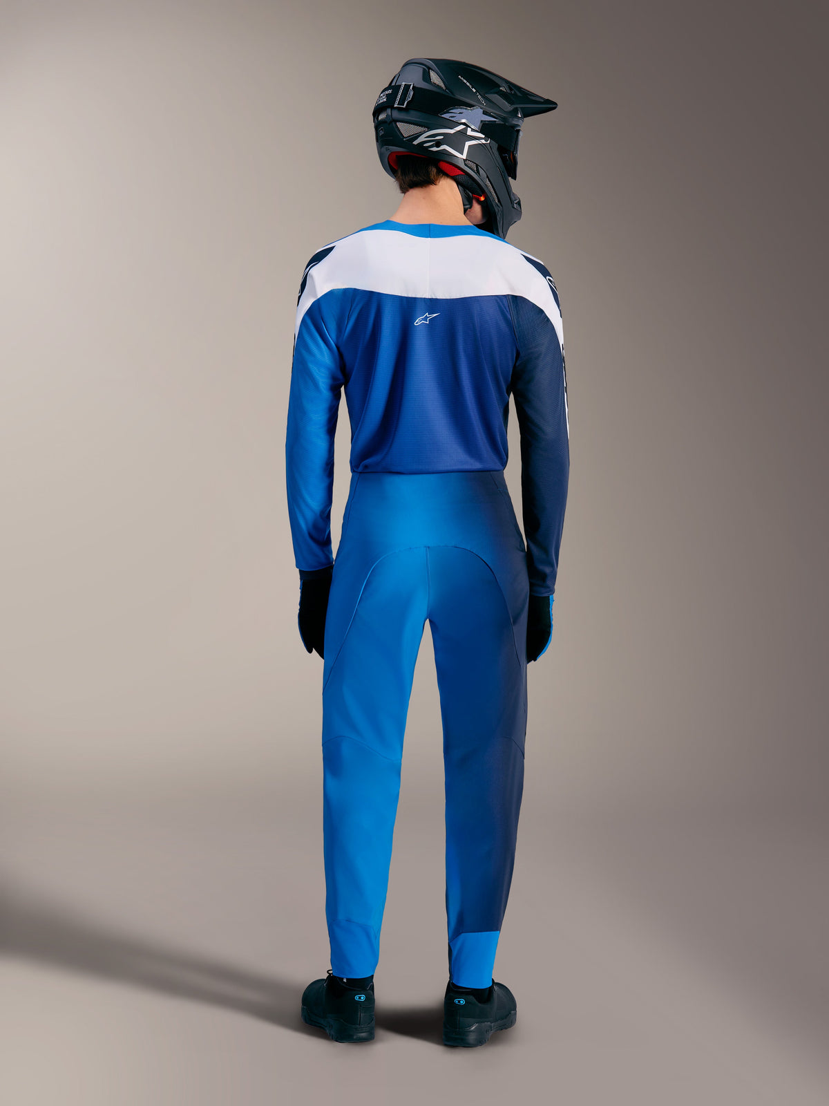 Kit BTT A-Supra Elite Faded Bright Blue, vista traseira de camisola gradiente e calças técnicas com painéis brancos.
