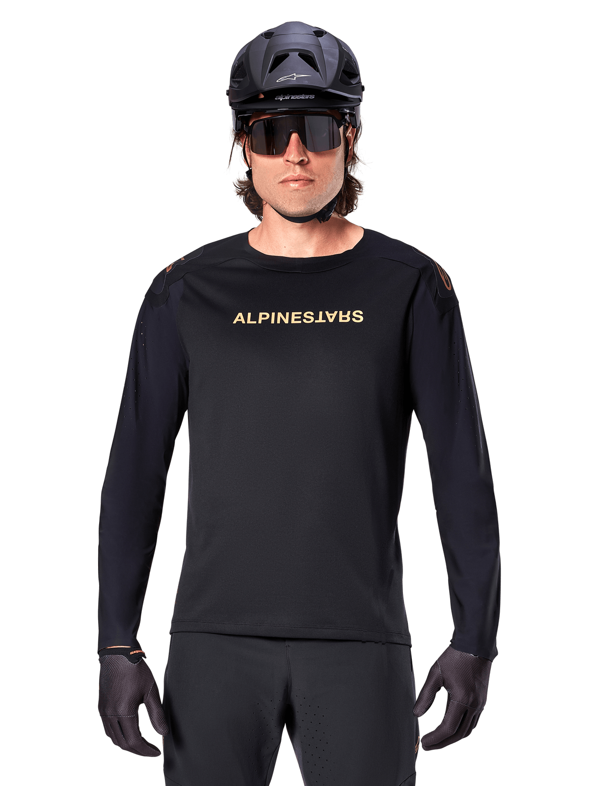 Jersey de Manga Longa Alpinestars A-Aria Polartec Switch, preta, logótipo Alpinestars dourado no peito, usada com capacete de BTT preto, óculos de sol escuros e luvas pretas, equipamento profissional para trilhos de mountain bike