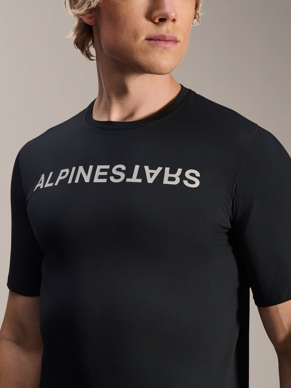 Alpinestars A-Aria Switch Jersey - Manga Curta, preta, com logótipo Alpinestars branco no peito, ajuste de desempenho, vestuário de ciclismo masculino respirável