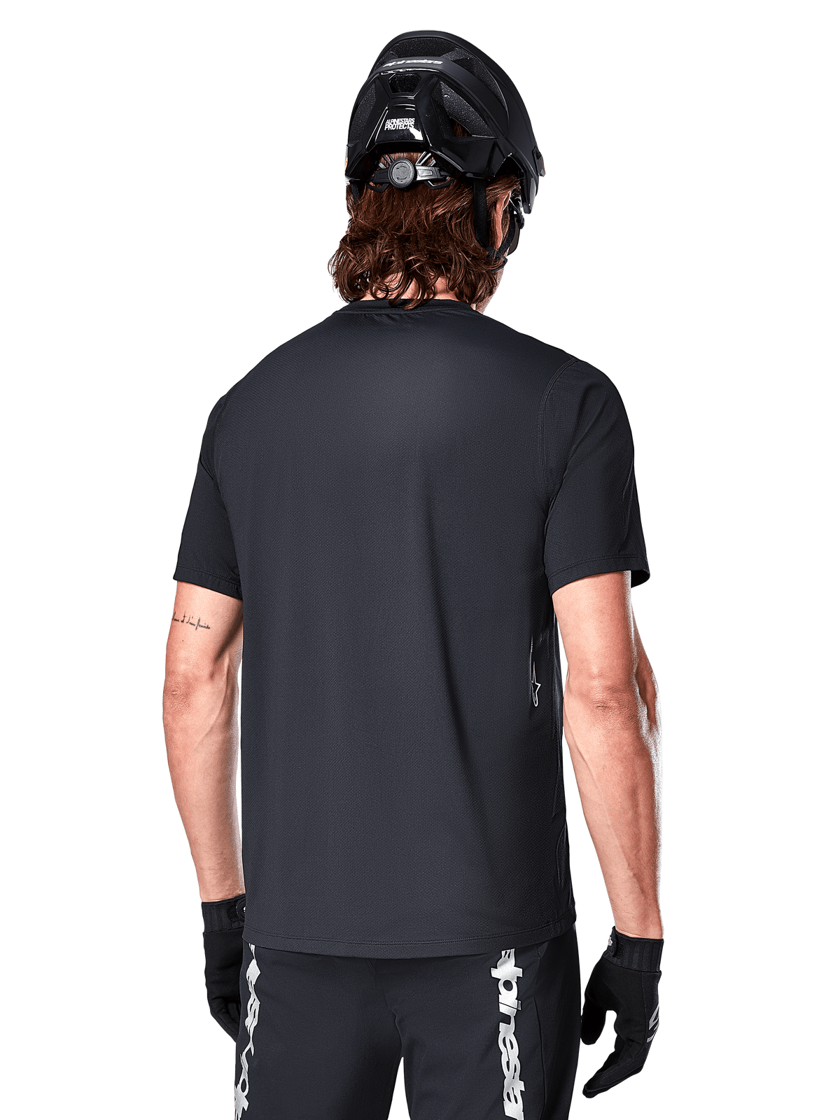 Alpinestars A-Dura Switch, camisola de manga curta para MTB para homem, preta, vista traseira realçando a cauda alongada e o ajuste standard.