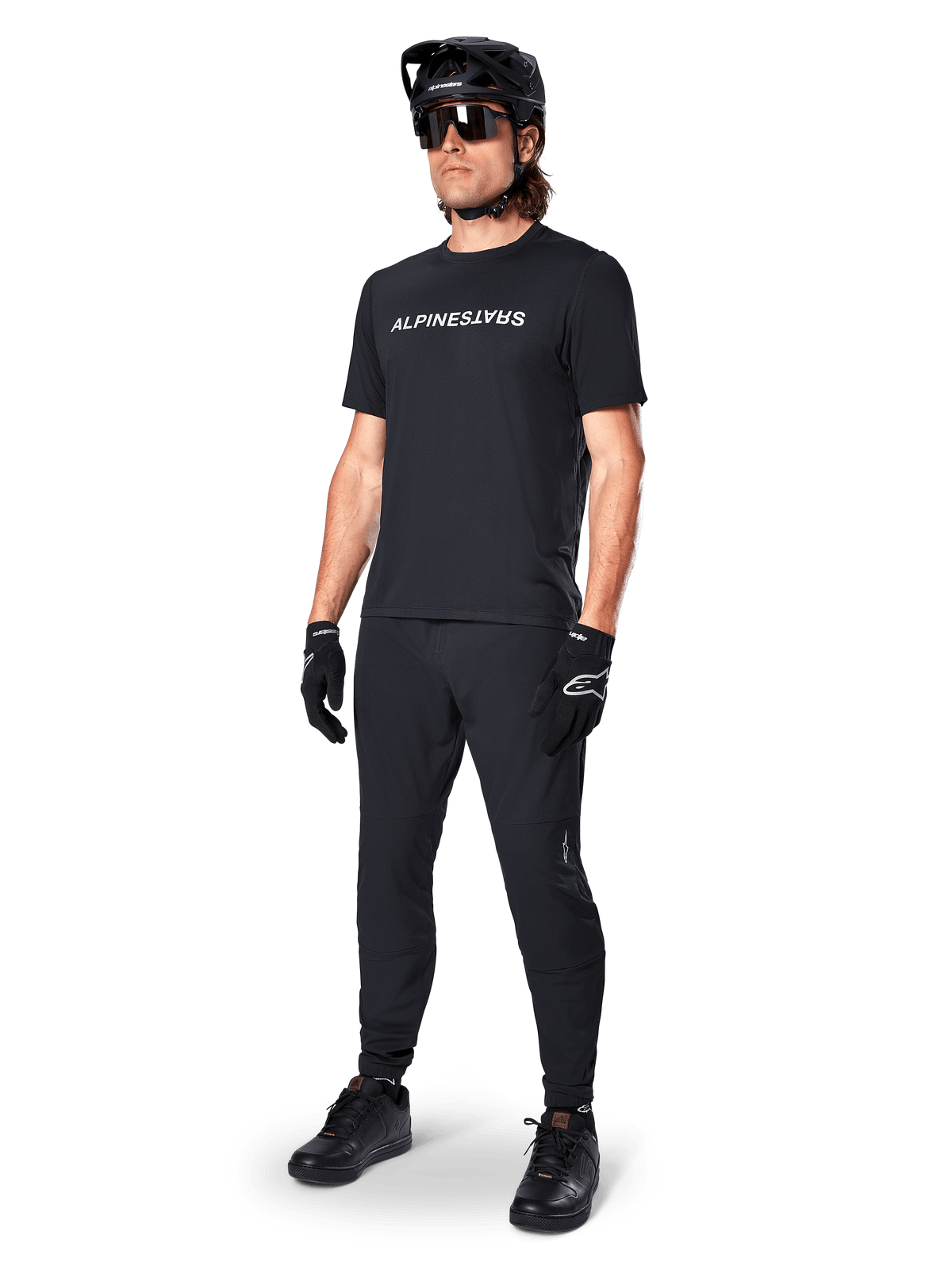 Camisola Alpinestars A-Dura Switch de manga curta para BTT, preta com logótipo branco, vestida por modelo masculino equipado.