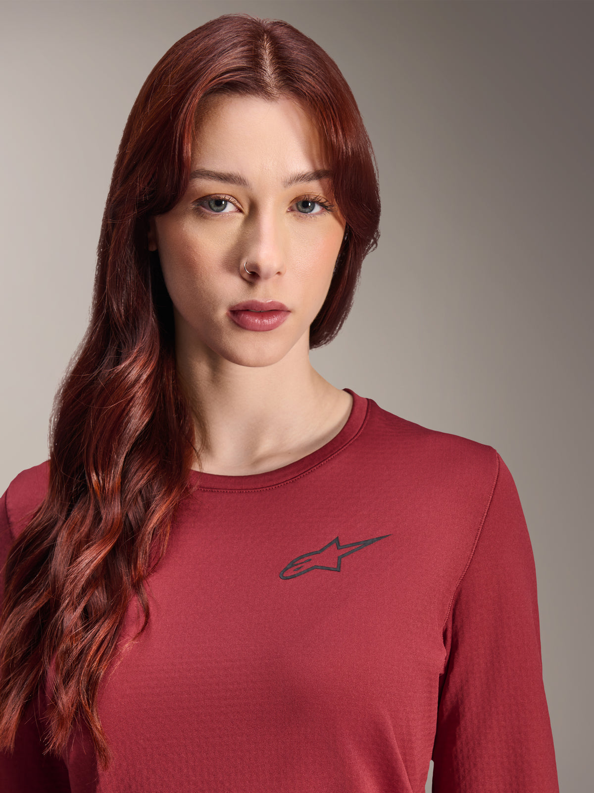 Alpinestars Stella A-Dura Thermal Jersey, camisola de BTT de manga comprida para mulher, cor de vinho, vista de pormenor com o logótipo de estrela preto no peito, equipamento técnico isolante para ciclismo de montanha em clima frio